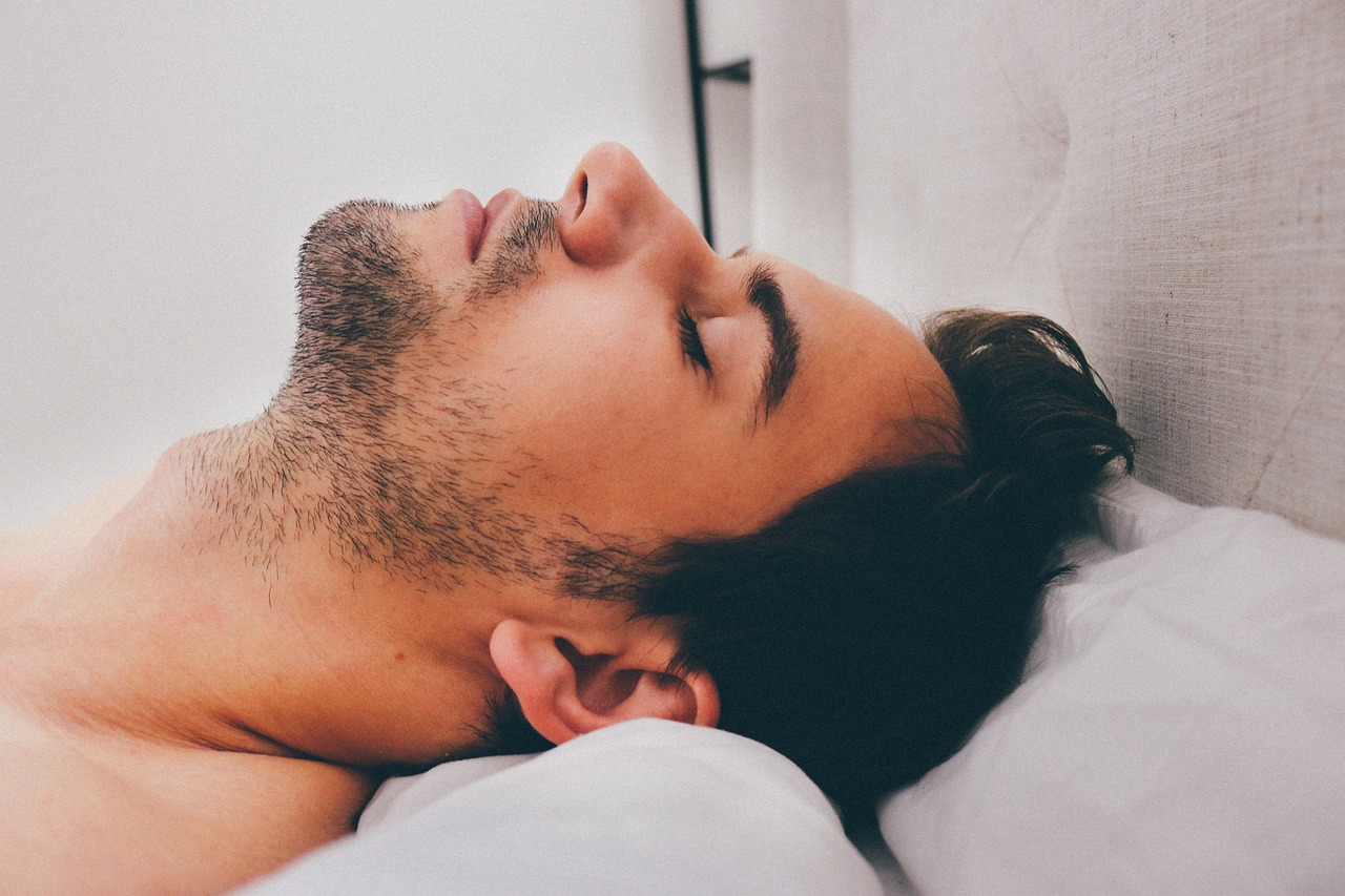 Nackenstützkissen – So unterstützen Sie die Wirbelsäule im Schlaf