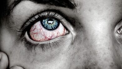 Rote Augen nach Schlafen: Ursachen, Symptome und Behandlung