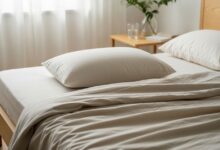 Ohne Kissen schlafen – gesund oder nicht?